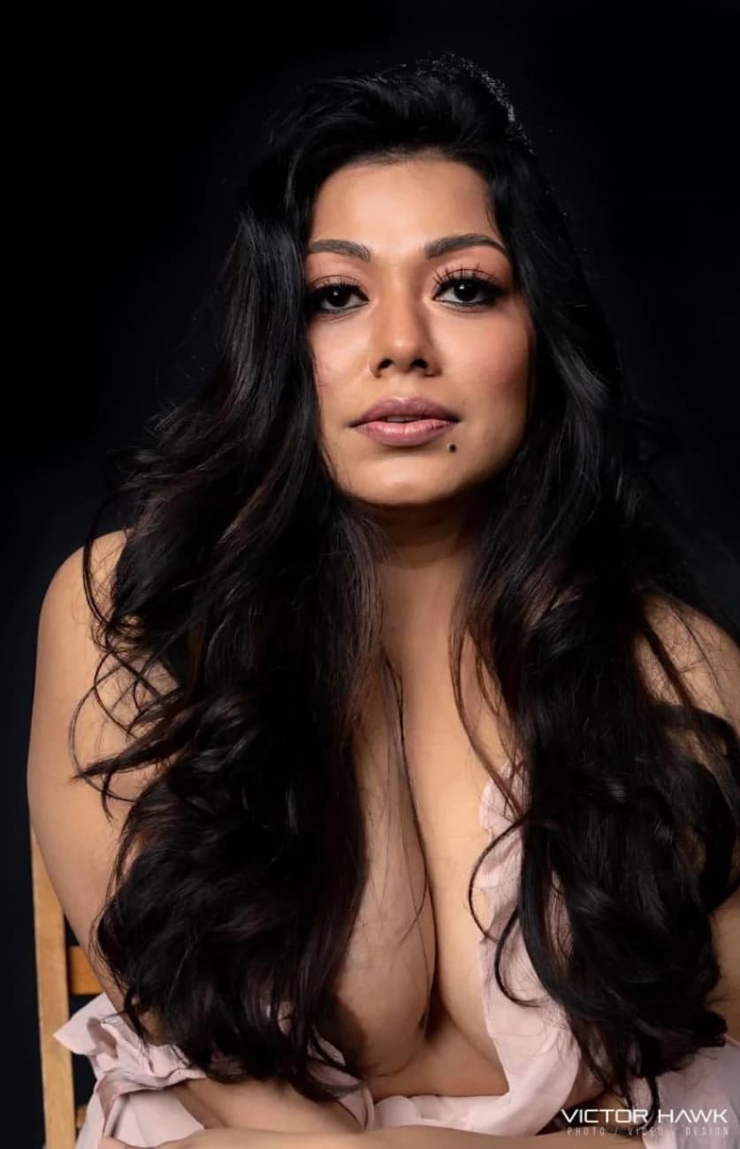 Desi MILF Saroni Roy Model Flashes Her Massive Boobs in Public - Image 2