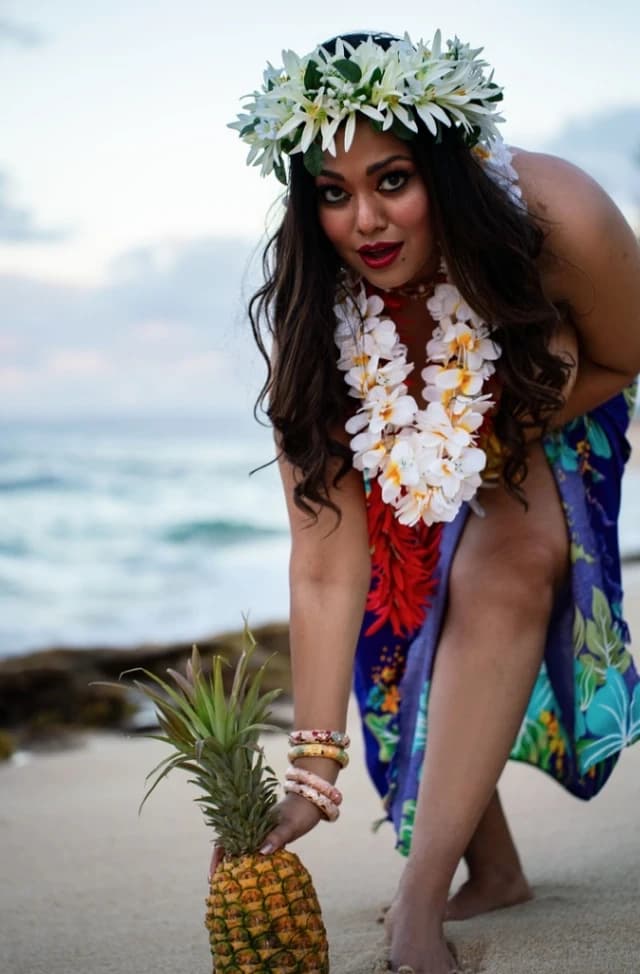 Desi MILF Saroni Roy Model Flashes Her Massive Boobs in Public - Image 3