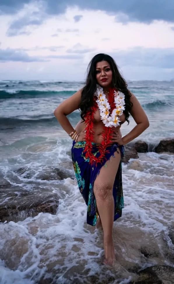 Desi MILF Saroni Roy Model Flashes Her Massive Boobs in Public - Image 4