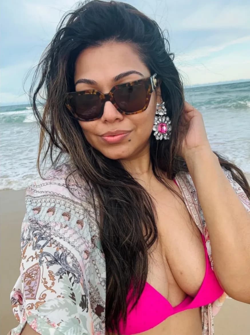 Desi MILF Saroni Roy Model Flashes Her Massive Boobs in Public - Image 5