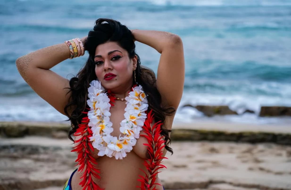 Desi MILF Saroni Roy Model Flashes Her Massive Boobs in Public - Image 6