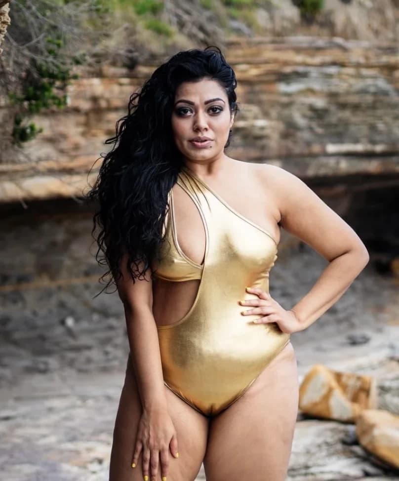 Desi MILF Saroni Roy Model Flashes Her Massive Boobs in Public - Image 13