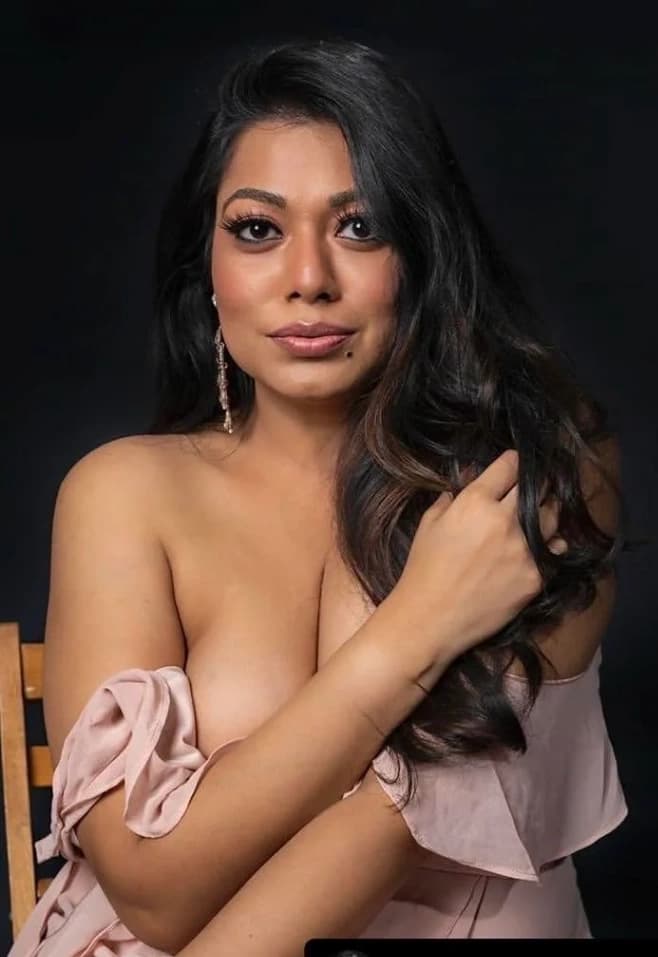 Desi MILF Saroni Roy Model Flashes Her Massive Boobs in Public - Image 15