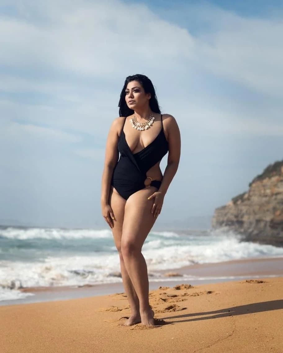 Desi MILF Saroni Roy Model Flashes Her Massive Boobs in Public - Image 17