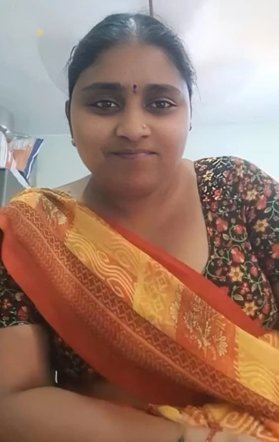 Desi Mature Aunty Flashes Her Huge Boobs and Wet Pussy on Live Cam - Image 1