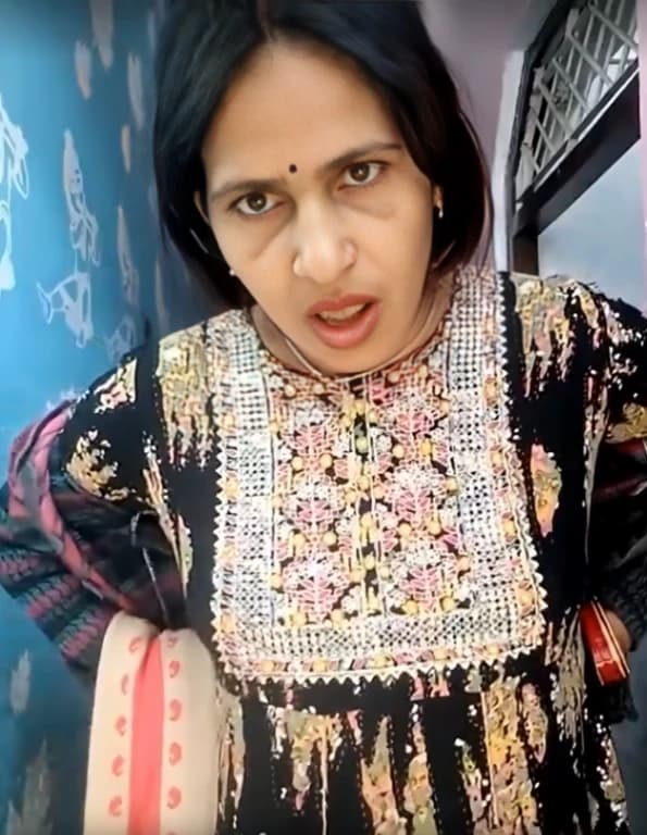 Dehati Bhabhi MMS Video Nude Tease with Boob Press and Ass Show - Image 1