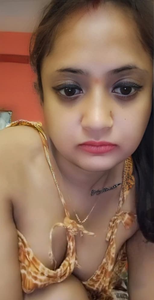 Bengali Bhabhi Deep Cleavage Tease Showing Her Massive Boobs - Image 1